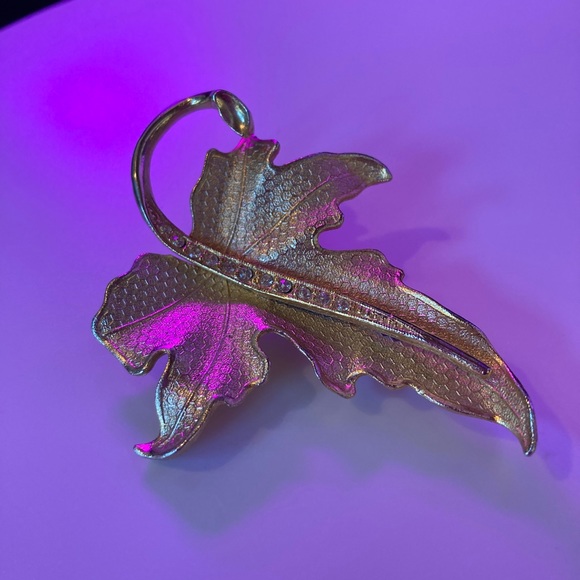 *RARE* Vintage gold three lobed oak leaf shaped pendant or brooch with pin. - Picture 3 of 4